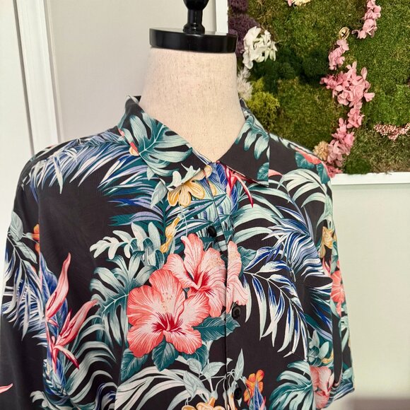 ✨ Iconic Tommy Bahama quality — 100% silk luxury and ready for paradise! ✨ - Picture 1 of 3
